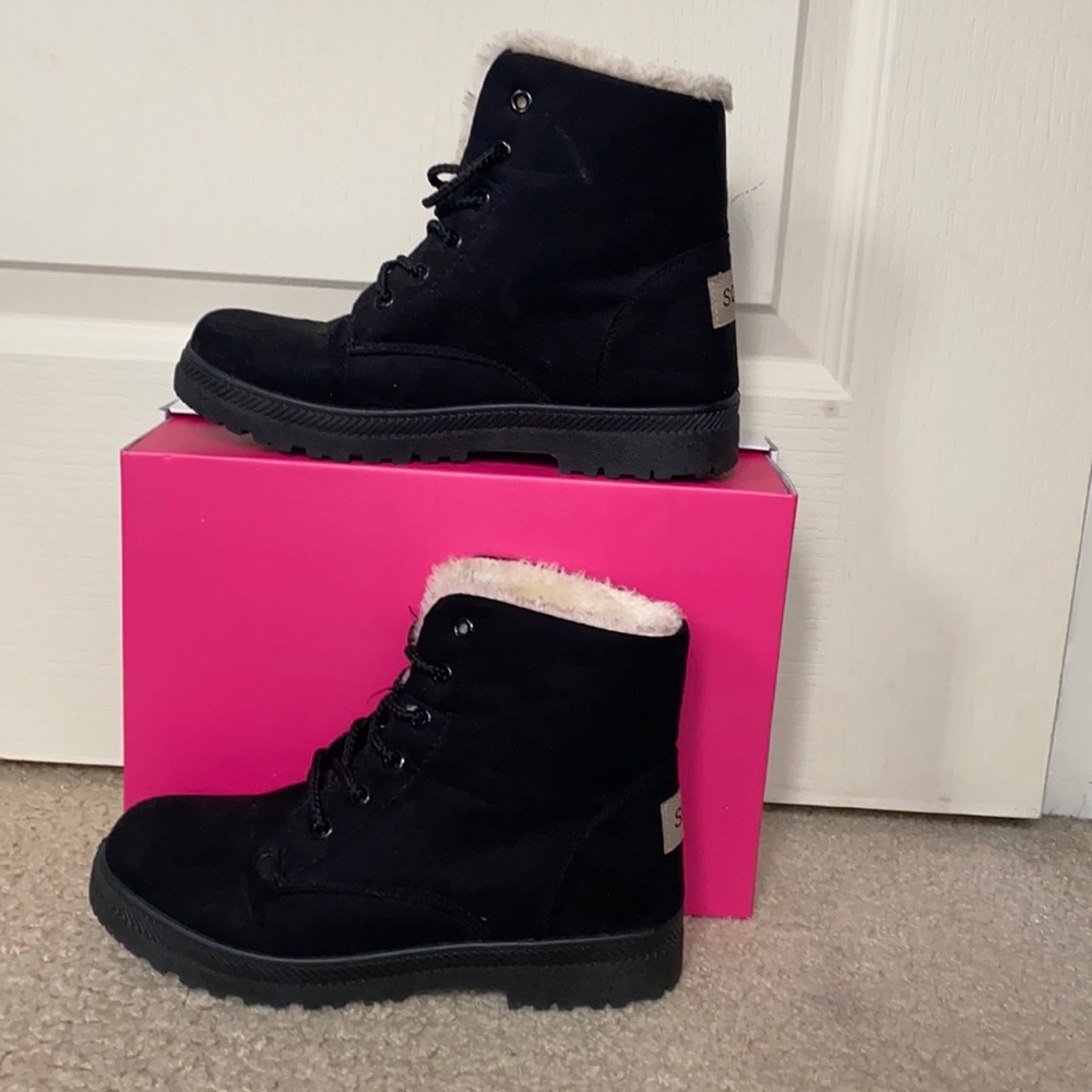 Black winter boots